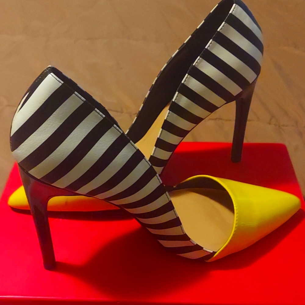 Beautify your office look effortlessly in this stunning pointed-toe pump.
